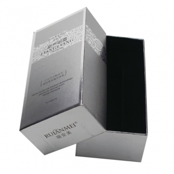 silver colored gift rectangle boxes with lids